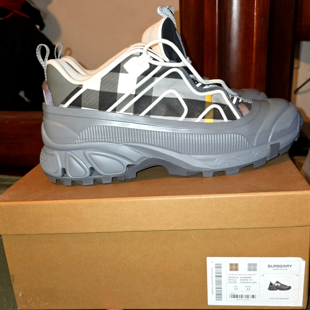 $950 Burberry Arthur Gray Check Canvas Rubber Logo Sneakers Eur 44 (US 11)